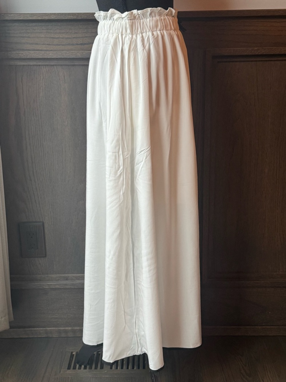 Women's white  Skirt with Elastic Waist and Black Bow and trim Detail NWOT M - Picture 5 of 8